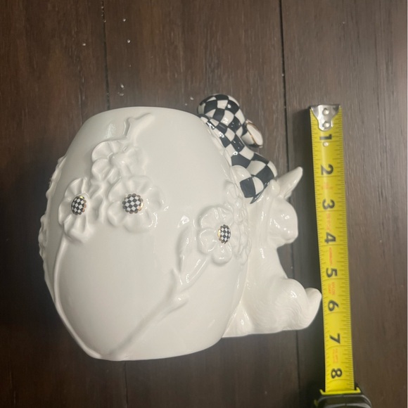 MacKenzie-Childs White Rabbit Ceramic Climbing Bunnies Vase. 1 small flaw. 🐰 - Picture 13 of 16